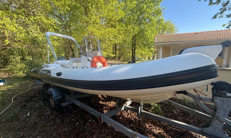 Capelli Tempest 600 vue arrière - moteur Yamaha 100cv 4 temps