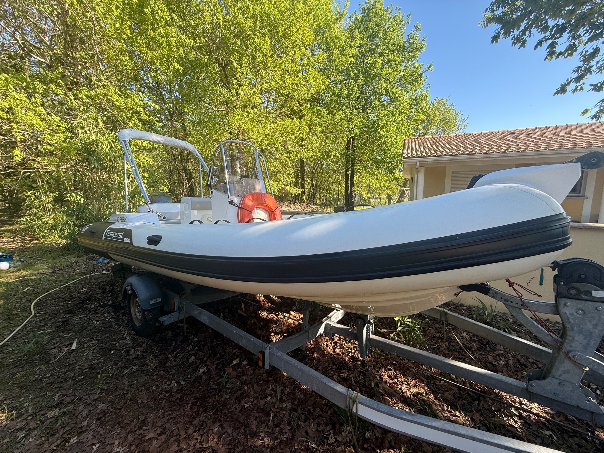 Capelli Tempest 600 vue arrière - moteur Yamaha 100cv 4 temps